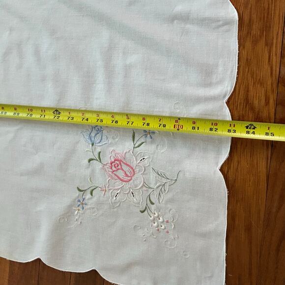 Vintage Embroidered Floral Linen Tablecloth with Scalloped Edges - Picture 14 of 14